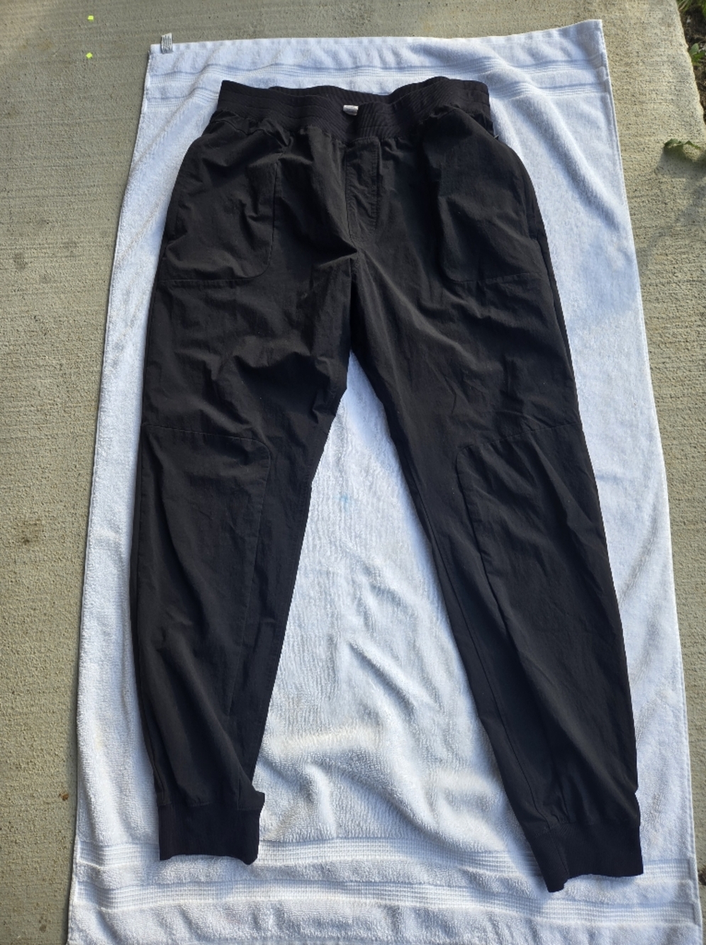 ALO Yoga Men's Black Cargo Jogger Pants